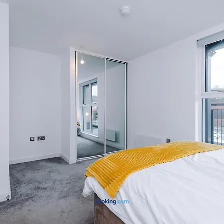 Modern 2 Bed With Balcony By Host A *