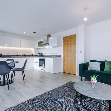 Modern 2 Bed With Balcony By Host A * マンチェスター