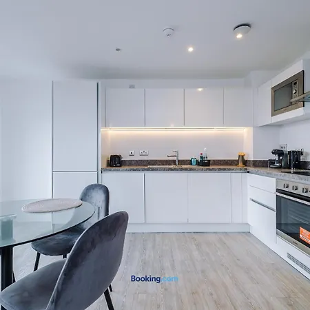 Modern 2 Bed With Balcony By Host A アパート *