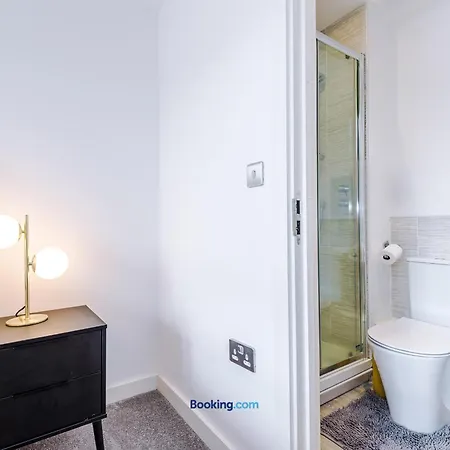 Modern 2 Bed With Balcony By Host A * Manchester