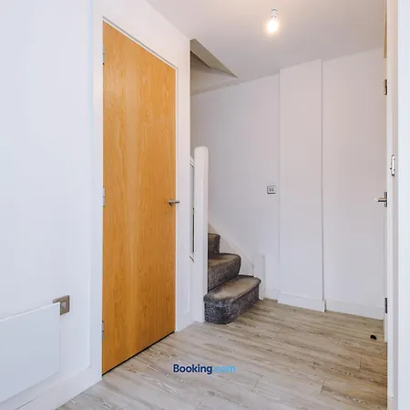 Modern 2 Bed With Balcony By Host A * マンチェスター