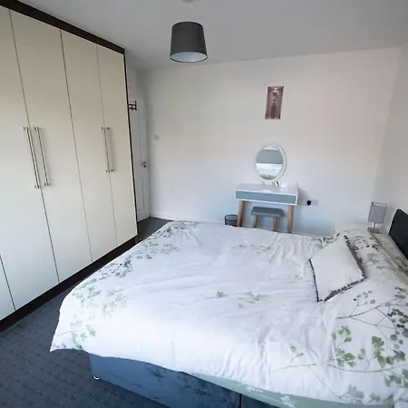 Spacious 3 Bed Airport Free Parking Sleeps 10 Manchester