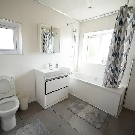 Spacious 3 Bed Airport Free Parking Sleeps 10 Apartment *