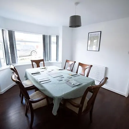 Apartment Spacious 3 Bed Airport Free Parking Sleeps 10 *