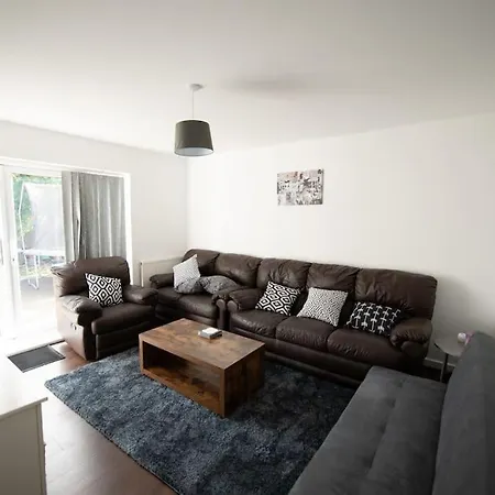 Apartmán Spacious 3 Bed Airport Free Parking Sleeps 10