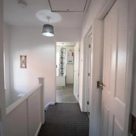 Spacious 3 Bed Airport Free Parking Sleeps 10 Apartment Manchester