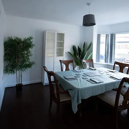 Spacious 3 Bed Airport Free Parking Sleeps 10 Apartment Manchester