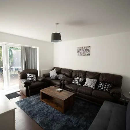 Apartmán Spacious 3 Bed Airport Free Parking Sleeps 10 Manchester