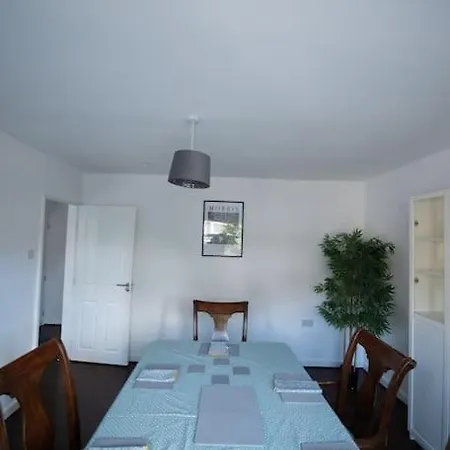 Spacious 3 Bed Airport Free Parking Sleeps 10 Manchester