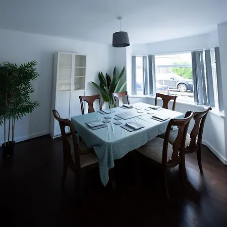 Spacious 3 Bed Airport Free Parking Apartman