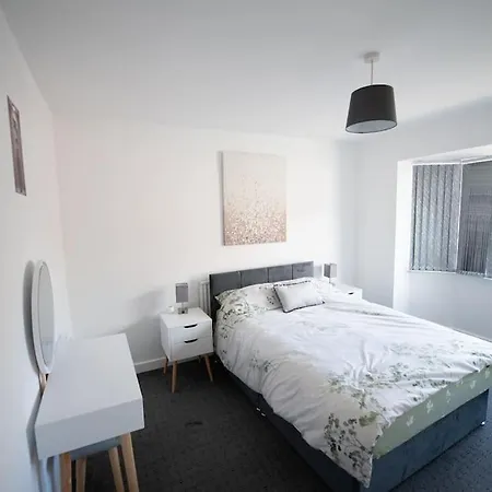 Apartmán Spacious 3 Bed Airport Free Parking Sleeps 10