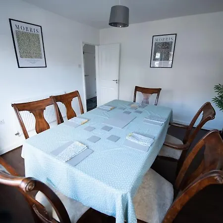 Spacious 3 Bed Airport Free Parking Sleeps 10 Apartment *