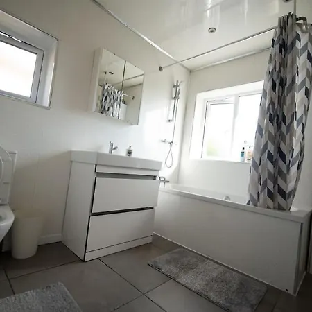 Spacious 3 Bed Airport Free Parking Sleeps 10 *