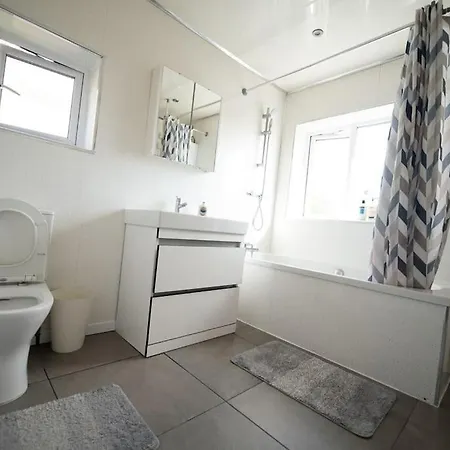 Spacious 3 Bed Airport Free Parking Sleeps 10 Manchester
