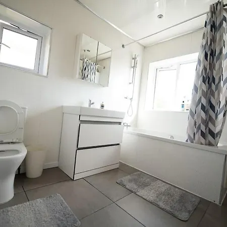 Spacious 3 Bed Airport Free Parking Manchester
