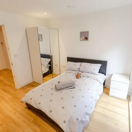 Warm 2 Bedroom 15 Min Walk To Etihad Stadium And Center *