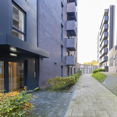 Warm 2 Bedroom 15 Min Walk To Etihad Stadium And Center Apartment