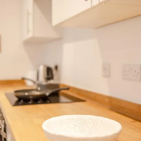 Warm 2 Bedroom 15 Min Walk To Etihad Stadium And Center Apartment *