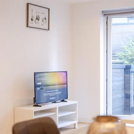 Warm 2 Bedroom 15 Min Walk To Etihad Stadium And Center Apartment *