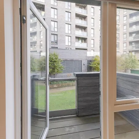 Warm 2 Bedroom 15 Min Walk To Etihad Stadium And Center Apartment