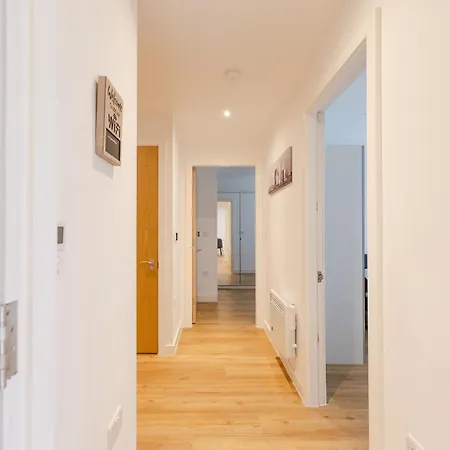 Warm 2 Bedroom 15 Min Walk To Etihad Stadium And Center