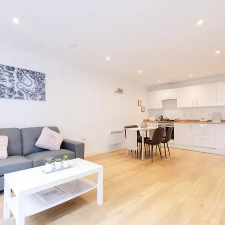 Warm 2 Bedroom 15 Min Walk To Etihad Stadium And Center Apartment