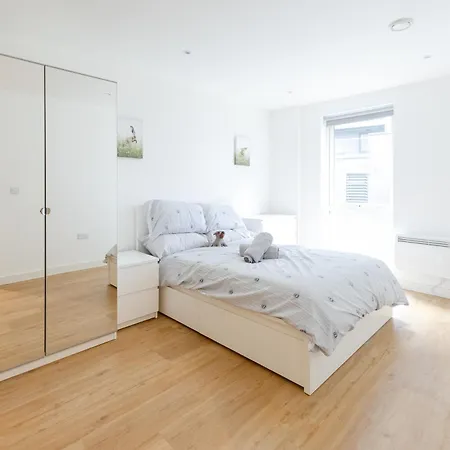 Warm 2 Bedroom 15 Min Walk To Etihad Stadium And Center Apartment *