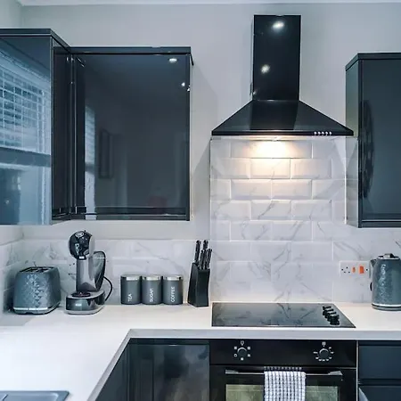 Stunning Three Bedroom House In By Eason Stays, For Oasis Reunion, Ideal For Trips To Etihad Stadium And Coop Live Arena, With Free Parking For Two Cars! Holiday home *