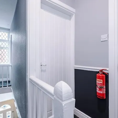 Stunning Three Bedroom House In By Eason Stays, For Oasis Reunion, Ideal For Trips To Etihad Stadium And Coop Live Arena, With Free Parking For Two Cars!
