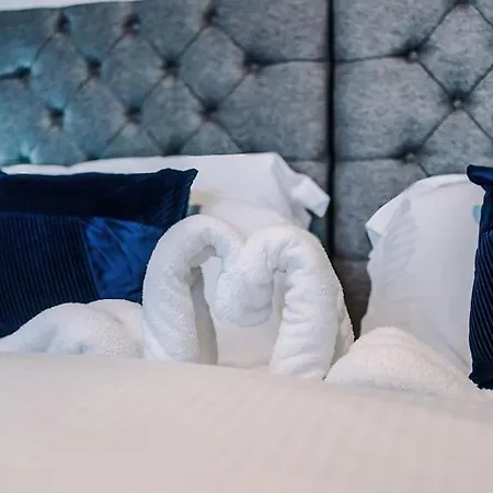 Holiday home Stunning Three Bedroom House In By Eason Stays, For Oasis Reunion, Ideal For Trips To Etihad Stadium And Coop Live Arena, With Free Parking For Two Cars!