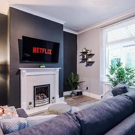 Stunning Three Bedroom House In By Eason Stays, For Oasis Reunion, Ideal For Trips To Etihad Stadium And Coop Live Arena, With Free Parking For Two Cars! * Manchester