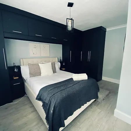 בית נופש The Secret Garden Retreat With Hot Tub