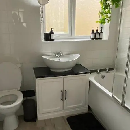 Semesterbostad The Secret Garden Retreat With Hot Tub Manchester