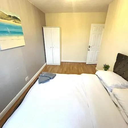 Holiday home 3 Bedroom Centre Edge With Parking