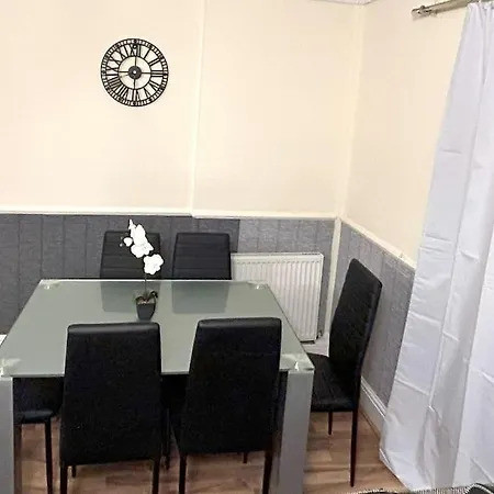 3 Bedroom Centre Edge With Parking Μάντσεστερ