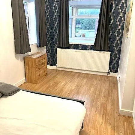 3 Bedroom Centre Edge With Parking Holiday home Manchester