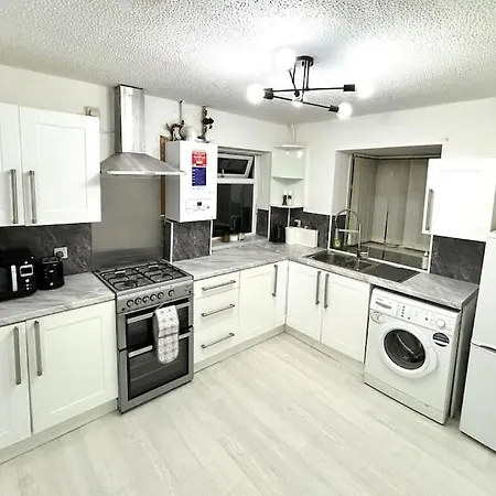 3 Bedroom Centre Edge With Parking Manchester