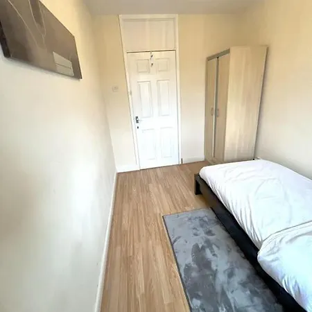 3 Bedroom Centre Edge With Parking Μάντσεστερ