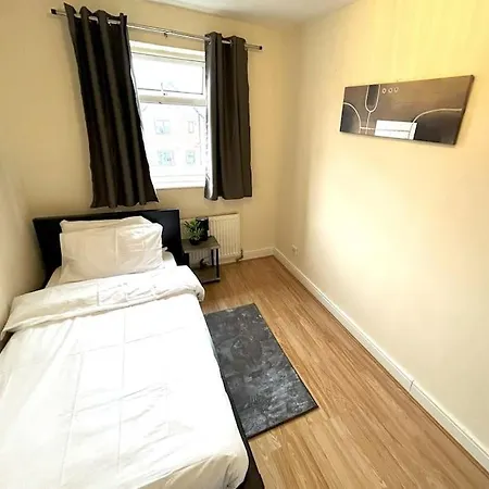 3 Bedroom Centre Edge With Parking * Μάντσεστερ