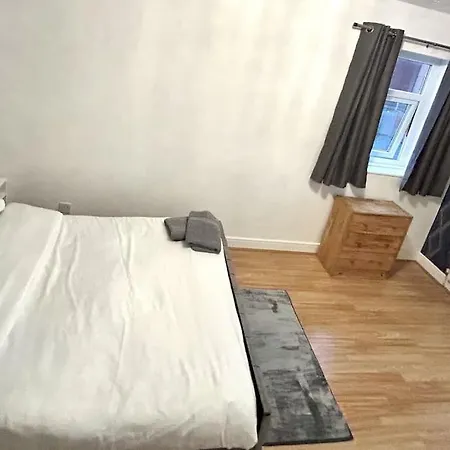 Holiday home 3 Bedroom Centre Edge With Parking *