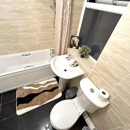 3 Bedroom Centre Edge With Parking * Μάντσεστερ
