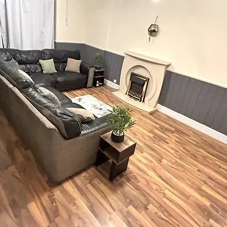 3 Bedroom Centre Edge With Parking Holiday home