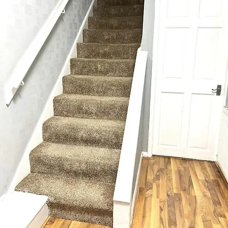 3 Bedroom Centre Edge With Parking *