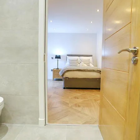 Luxury 7 Mins Walk To Salford - Pass The Keys *