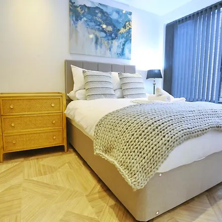 Apartment Luxury 7 Mins Walk To Salford - Pass The Keys *