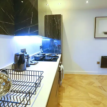 Luxury 7 Mins Walk To Salford - Pass The Keys * Manchester