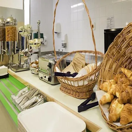 Travelodge Salford Quays Hotel 3*