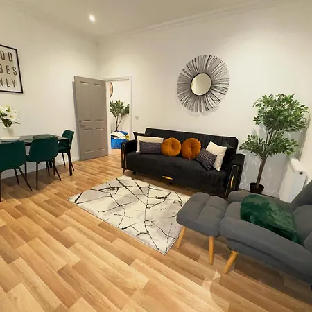 - 4 Beds - Sleeps 7 - Street Parking *