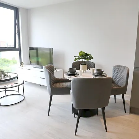 Pass The Keys 9th Floor Flat 24hr Shop At Base Pets Allowed Apartment *