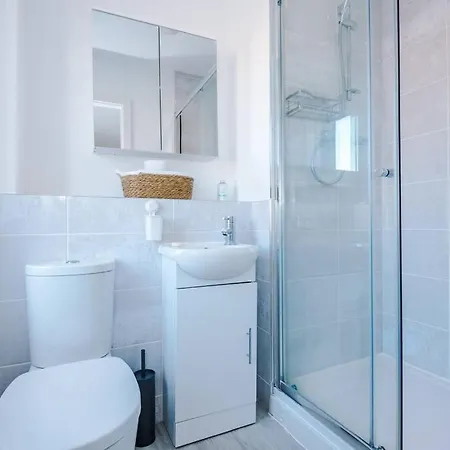 Sleeps 7, Stunning Home, Free Parking, Perfect For Groups, Long Term Disc Manchester